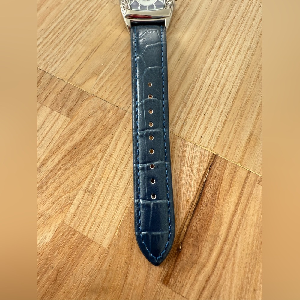 Unbranded ladies silver tone blue retro dress watch NEW BATTERY - Picture 3 of 8